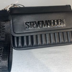BRAND NEW BLACK STEVE MADDEN WRISTLET